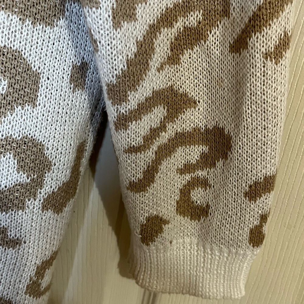 Vestidos•Cream & White Leopard Long Sleeve Sweater - Picture 6 of 13